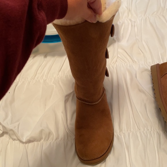 Like new button UGG Boots - Picture 4 of 5